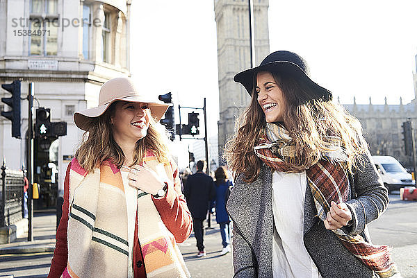 UK  London  zwei glückliche Frauen in der Stadt in der Nähe von Big Ben
