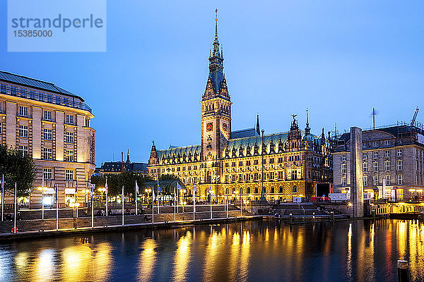 Deutschland  Hamburg  Rathaus mit Binnenalster