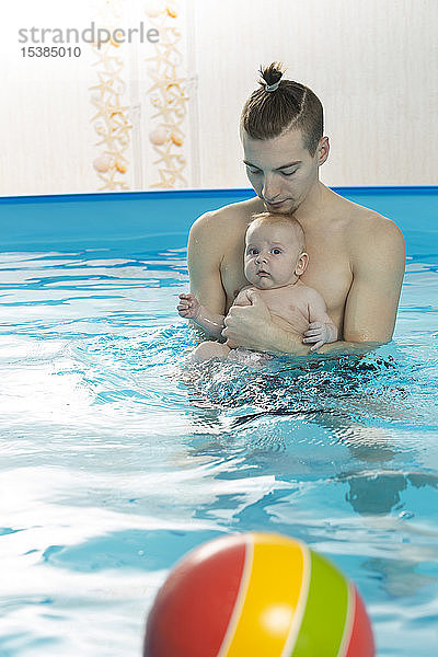 Babyschwimmen  Vater und Sohn im Schwimmbad