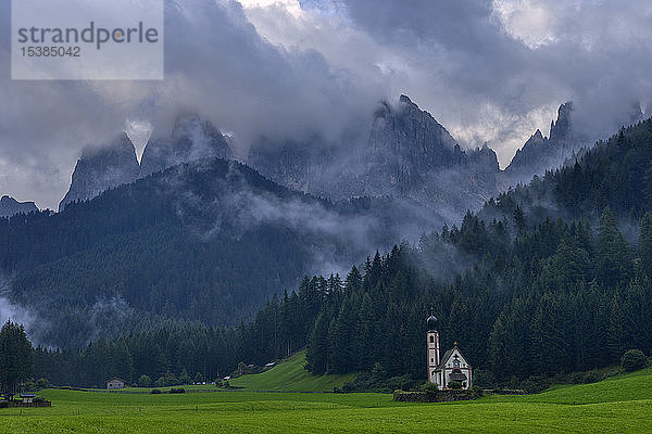 Italien  Trentino-Südtirol  Val di Funes  Santa Maddalena  Kapelle San Giovanni in Ranui mit der Geisler-Berggruppe im Hintergrund