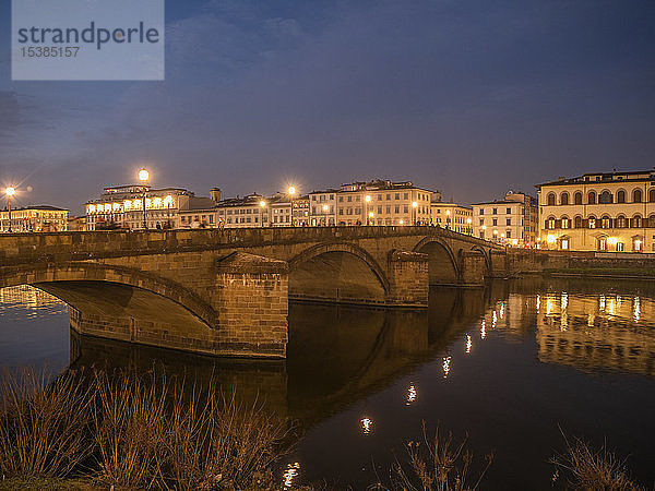 Italien  Toskana  Florenz  Fluss Arno  Ponte alla Carraia bei Nacht