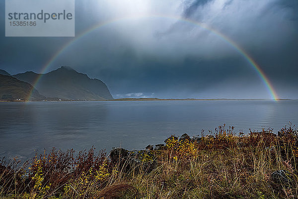 Norwegen  Lofoten  Bostad  Regenbogen und dunkle Wolken
