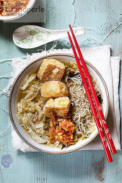 Asiatische Nudelsuppe mit Kohl  Tofu  Shirataki-Nudeln und hausgemachtem Kimchi