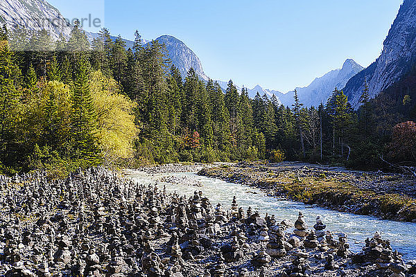 Österreich  Tirol  Karwendelgebirge  Hinterautal  Steinmännchen an der Isar