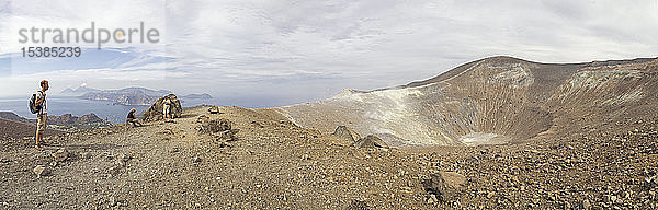 Äolische Inseln  Vulkan  Panoramablick vom Vulkan  Gran Cratere  Wanderer am Vulkankrater