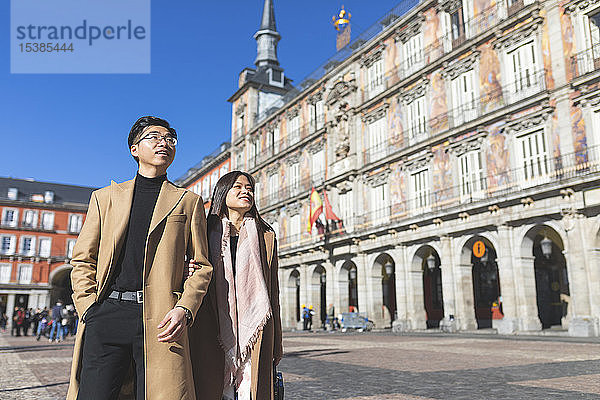 Spanien  Madrid  junges Paar erkundet die Stadt