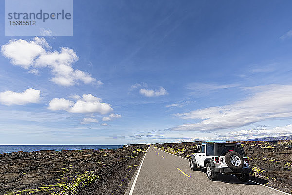 USA  Hawaii  Volcanoes National Park  Lavafelder  Geländewagen auf der Chain of Craters Road