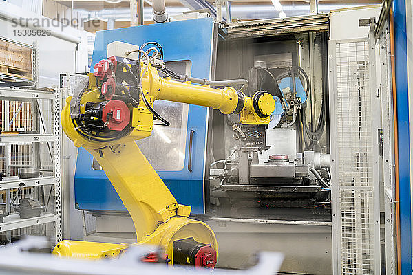 Industrieroboter in moderner Fabrik