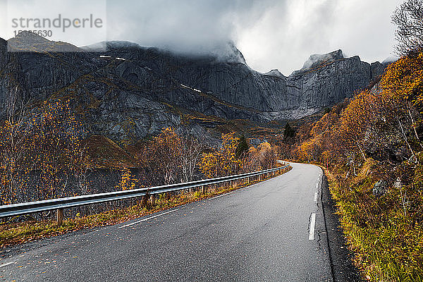 Norwegen  Lofoten-Inseln  leere Strasse umgeben von einer Felswand