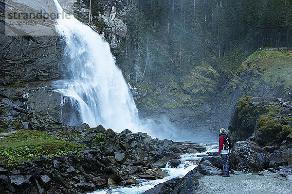 Österreich  Nationalpark Hohe Tauern  Seniorin an den Krimmler Wasserfällen