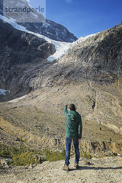 Kanada  Jasper-Nationalpark  Wanderer am Aussichtspunkt am Mount Edith Cavell und Angel Glacier