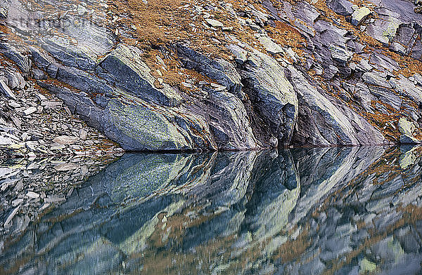 Österreich  Bundesland Salzburg  Nationalpark Hohe Tauern  Zillertaler Alpen  Wasserspiegelungen im Gerlossee