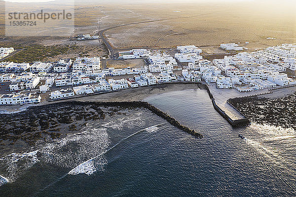 Spanien  Kanarische Inseln  Lanzarote  Caleta de Famara  Luftaufnahme