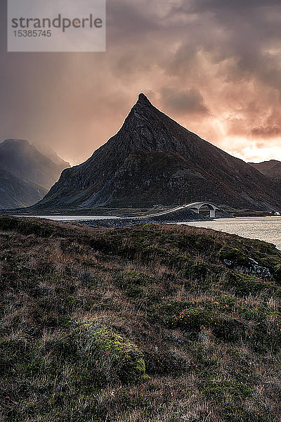 Norwegen  Lofoten-Inseln  Fredvang  Küste im Abendlicht