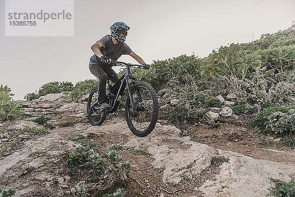 Spanien  Lanzarote  Mountainbiker auf einem Wanderweg in den Bergen