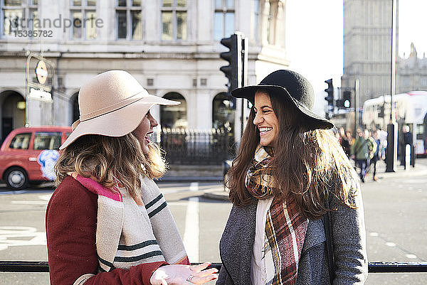 UK  London  zwei glückliche Frauen in der Stadt nahe Big Ben
