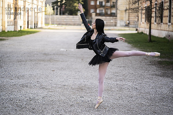 Italien  Verona  Ballerina tanzt in der Stadt in Lederjacke und Tutu
