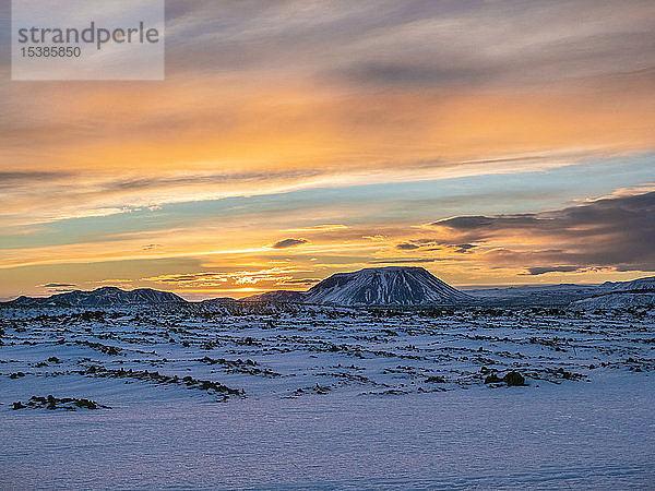 Island  Schneelandschaft um Vulkan Krafla und Berg Krafla im Winter bei Sonnenaufgang