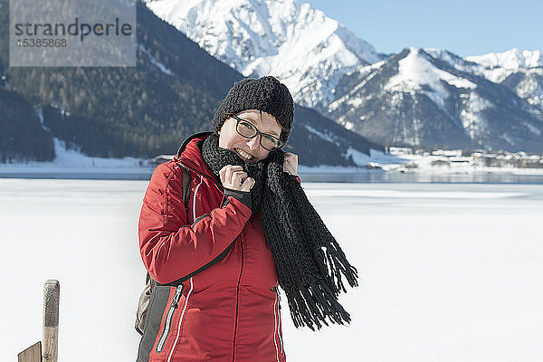 Österreich  Tirol  Achensee  Porträt einer lächelnden Frau im Winter