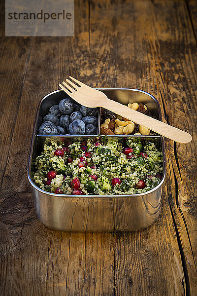 Lunchbox mit Bulgurkräutersalat mit Granatapfelkernen  Taboule  Blaubeeren und Trail mIx