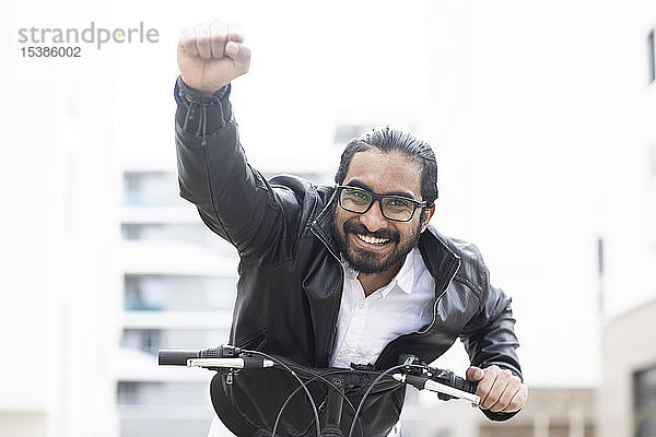 Porträt eines glücklichen Mannes mit Fahrrad  Brille und schwarzer Lederjacke
