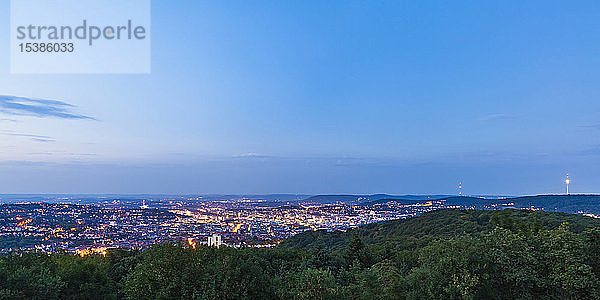 Deutschland  Baden-Württemberg  Stuttgart  Stadtbild mit Fernsehturm zur blauen Stunde  Blick vom Birkenkopf