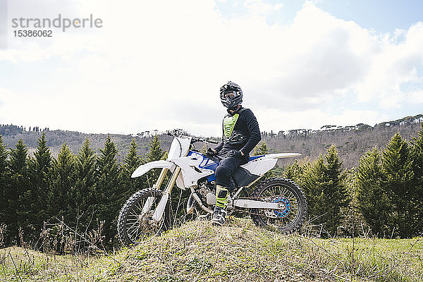 Auf der Rennstrecke stehender Motocross-Fahrer