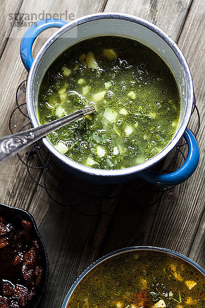 Caldo verde  Suppe mit Grünkohl  Chorizo und Kartoffeln