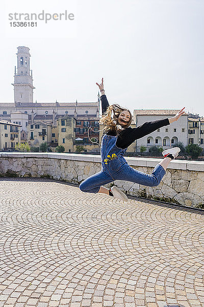 Junge Frau springt in Verona