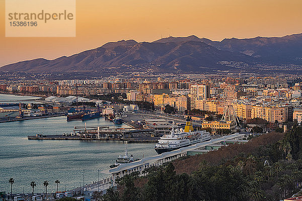 Spanien  Malaga  Blick über den Hafen bei Sonnenaufgang