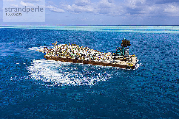 Malediven  Süd-Männer-Atoll  Plastikabfallentsorgung mit Bagger