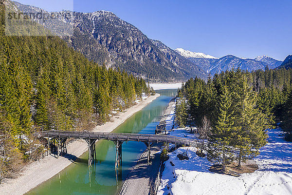 Österreich  Tirol  Ammergauer Alpen  Heiterwanger See im Winter  Luftaufnahme