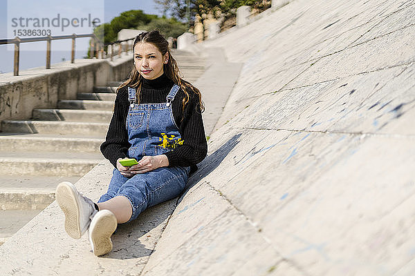 Junge Frau mit Smartphone in Verona