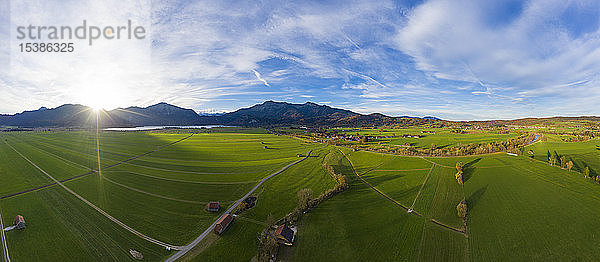 Deutschland  Bayern  Luftaufnahme über Schlehdorf bei Kochel am See mit Herzogstand  Heimgarten und Jochberg im Sonnenaufgang