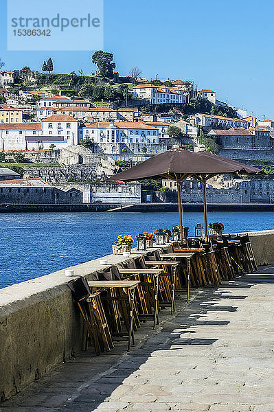 Portugal  Porto  Douro-Fluss  Tische eines Restaurants