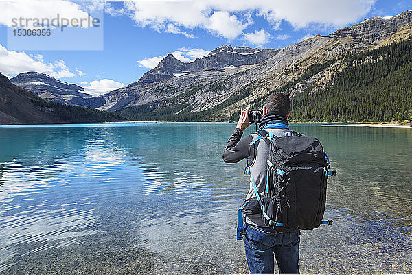 Kanada  Jasper and Banff National Park  Icefields Parkway  Mann am Seeufer