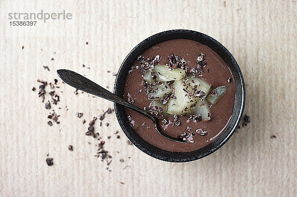 Schokoladenpudding mit Ananasstückchen und Kakaonibs