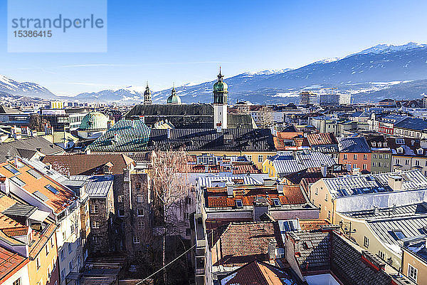 Österreich  Tirol  Innsbruck  Panoramaaufnahmen der Stadt mit schneebedeckten Alpen im Hintergrund