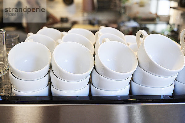 Jede Menge Kaffeetassen in einem Café