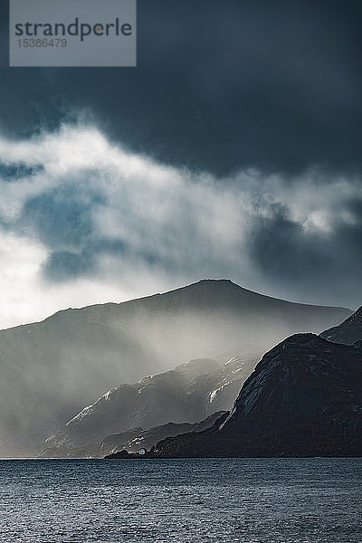 Norwegen  Lofoten  Gravdal  Küste und Meer