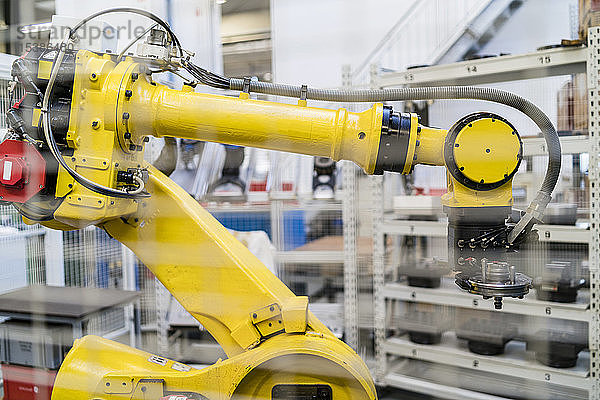 Industrieroboter in moderner Fabrik