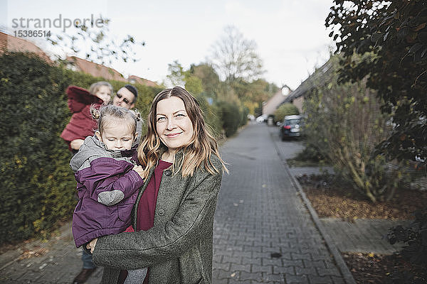 Porträt einer Familie auf dem Weg in ein Wohngebiet