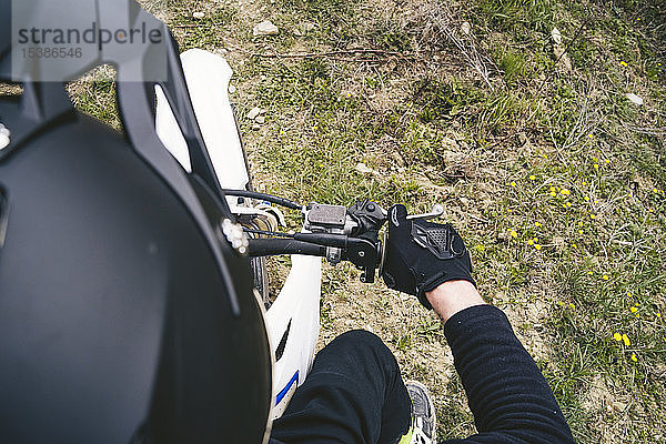 Nahaufnahme eines Motocross-Fahrers auf einem Motorrad