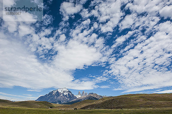 Chile  Patagonien  Nationalpark Torres del Paine  Wiesen und Berge unter bewölktem Himmel