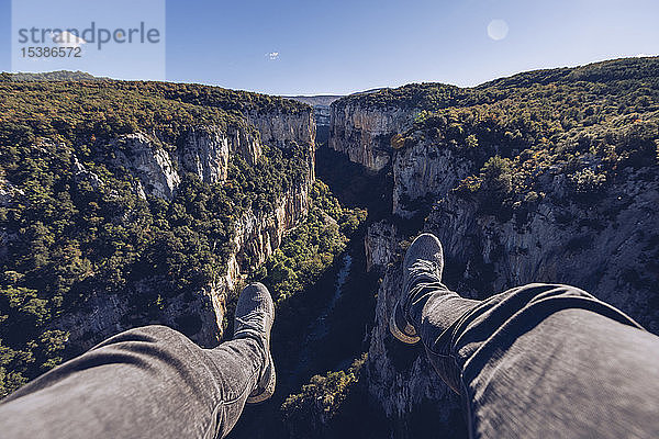 Spanien  Navarra  Wald von Irati  Männerbeine baumeln über der Landschaft mit Schlucht