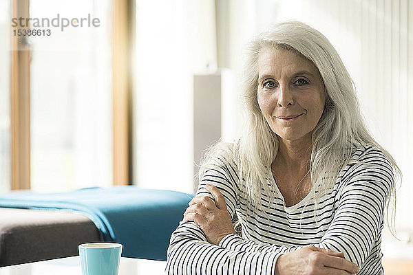 Porträt einer reifen Frau zu Hause