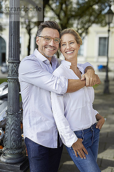Porträt eines glücklichen Paares bei der Umarmung in der Stadt
