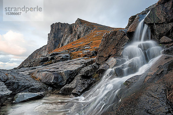 Norwegen  Lofoten  Wasserfall bei Kvalvika Beach