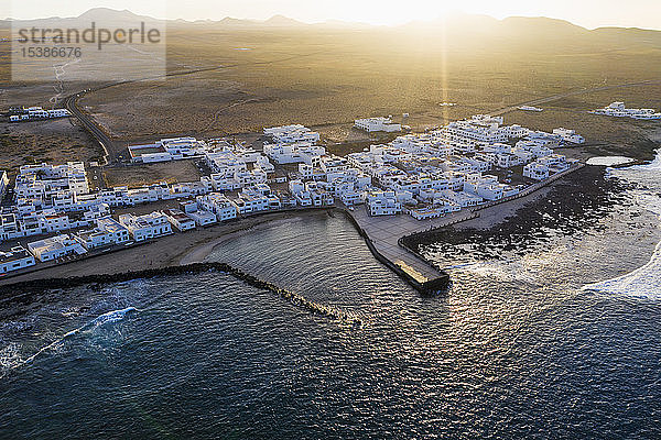 Spanien  Kanarische Inseln  Lanzarote  Caleta de Famara  Sonnenuntergang  Luftaufnahme