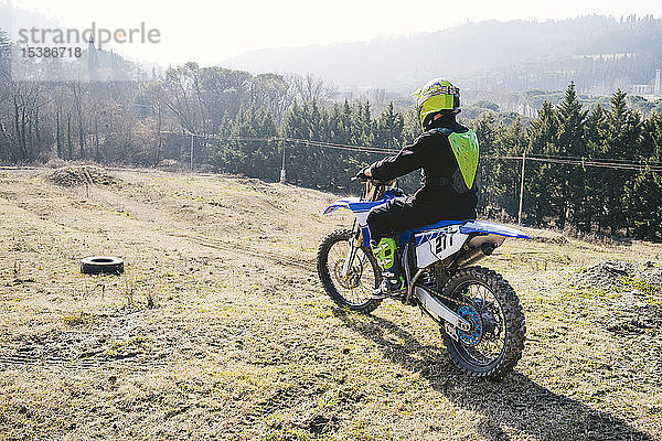 Motocross-Fahrer beim Start auf der Rennstrecke